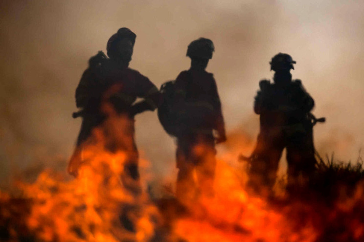 Arcos de Valdevez, 06/09/2016 -  Um incêndio de grandes proporções obrigou à retirada de 15 pessoas da localidade de Paradela.Bombeiros apagam o incêndio em Paradela.(Rui Manuel Fonseca / Global Imagens)